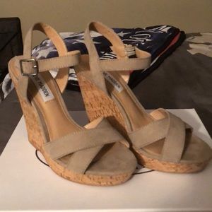 Steve Madden Size 7 Taupe Wedges